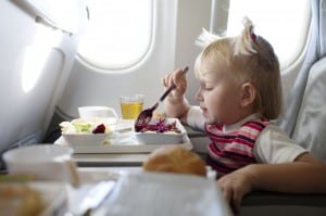 Kinder essen im Flugzeug