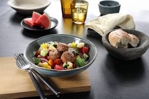 Friesenkrone Küstenbullar auf Salat Bild