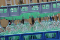 Spülmaschinenkorb mit Gläsern