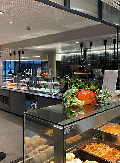 Sicht auf die Theke der Berenberg Privatbank Kantine