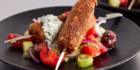 Veggiecus: Vegane Cevapcici mit Base Red