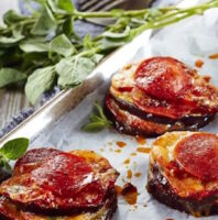 Gebackene Aubergine mit Peperoni-Salami und Mozzarella