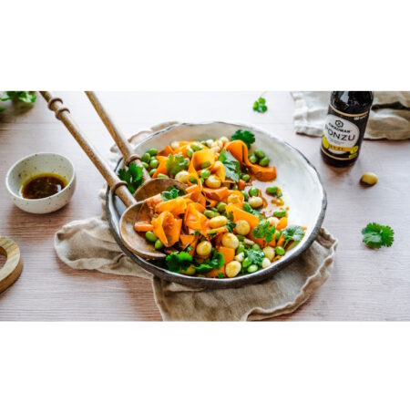 Karottensalat mit Ingwer und Macadamia Karottensalat mit Ingwer und Macadamia