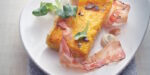 Kürbis-Frittata mit Speck und Feldsalat