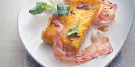 Kürbis-Frittata mit Speck und Feldsalat