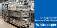 Whitepaper „Speiselogistik in der Gemeinschaftsverpflegung“ Industrial kitchen with stainless steel carts and equipment; blue banner on the right announces a Whitepaper on food logistics in communal catering.