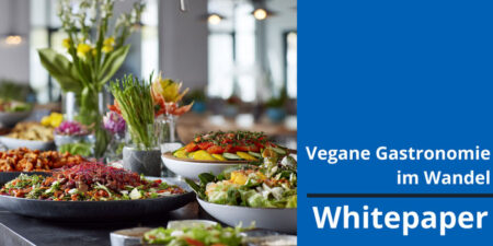 Whitepaper „Vegane Gastronomie im Wandel“ Buffet of colorful vegan dishes on a table, with a blue right-side panel that says 'Vegane Gastronomie im Wandel' and 'Whitepaper'.
