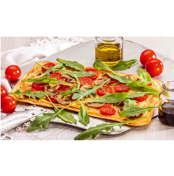 Die neuen KuchenMeister Flammkuchböden im Gastronorm-Format Flatbread topped with arugula, cherry tomatoes, and mushrooms on a white platter, with olive oil and tomatoes nearby.