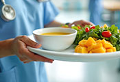Pflegekraft serviert Essen