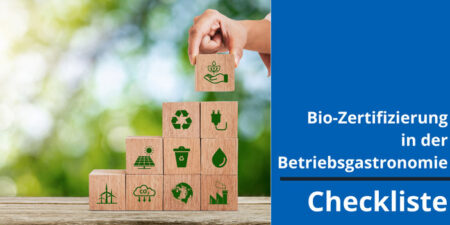 Hand stacks wooden eco icons blocks beside blue banner reading Bio-Zertifizierung in der Betriebsgastronomie – Checkliste.