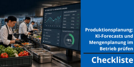 Checkliste „Lohnt sich der Umstieg auf KI‑Forecasts und Mengenplanung in Ihrem Betrieb?“ Küchenmitarbeitende bereiten Speisen vor, während ein digitales Dashboard KI-Forecasts, Mengenplanung und eine Kennzahl zur Food-Waste-Reduktion zeigt.